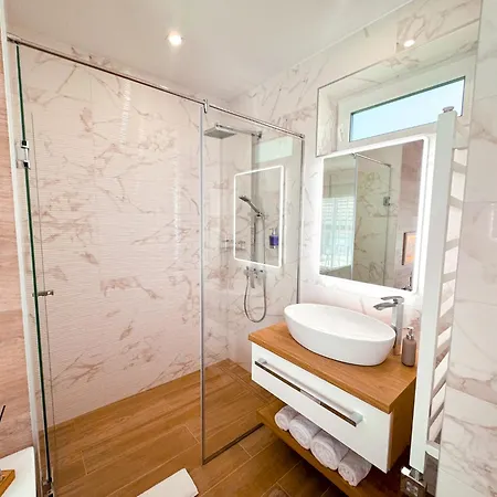 Twin Premium Aparthotel *
